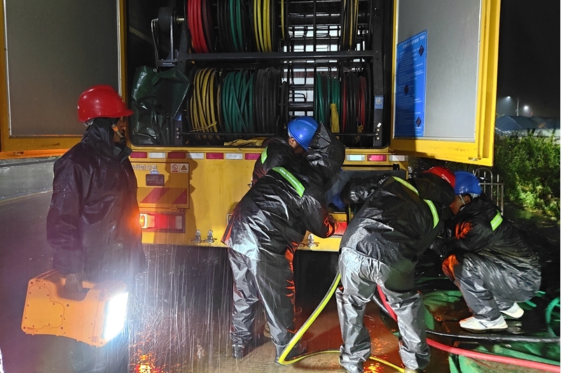 国家电网全力开展西藏日喀则市吉隆县泥石流灾害应急抢险保电
